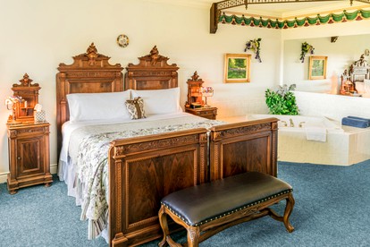 Oceanfront Suite Rental with Jacuzzi near Olympic National Park, Washington - Port Angeles, Washington - glamping.directory