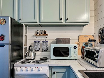 Charming Lakefront Tiny Home with Fire Pit, Grill, and Bocce Ball Near Littleton, North Carolina - Littleton, North Carolina - glamping.directory