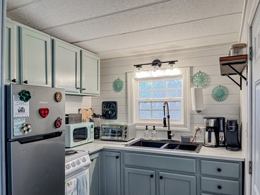 Charming Lakefront Tiny Home with Fire Pit, Grill, and Bocce Ball Near Littleton, North Carolina - Littleton, North Carolina - glamping.directory