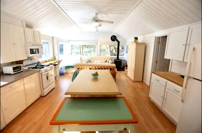 Gorgeous Lakefront Cottage Nestled Amidst Trees in Meredith, New Hampshire - Meredith, New Hampshire - glamping.directory