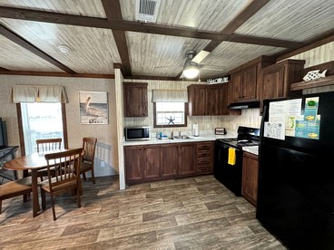 Cozy Cottage with River Access for a Fun-Filled Getaway by the Rainbow River in Florida - Dunnellon, Florida - glamping.directory