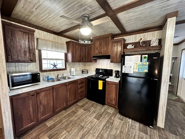 Cozy Cottage with River Access for a Fun-Filled Getaway by the Rainbow River in Florida - Dunnellon, Florida - glamping.directory