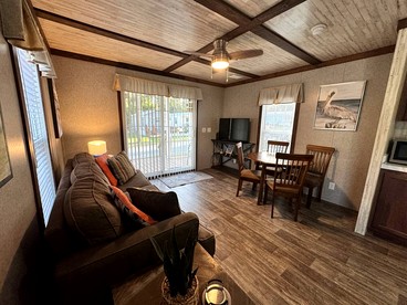 Cozy Cottage with River Access for a Fun-Filled Getaway by the Rainbow River in Florida - Dunnellon, Florida - glamping.directory