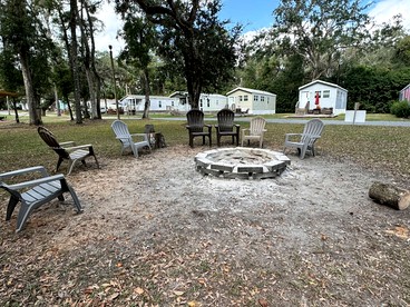 Cozy Cottage with River Access for a Fun-Filled Getaway by the Rainbow River in Florida - Dunnellon, Florida - glamping.directory