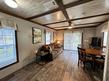 Cozy Cottage with River Access for a Fun-Filled Getaway by the Rainbow River in Florida - Dunnellon, Florida - glamping.directory