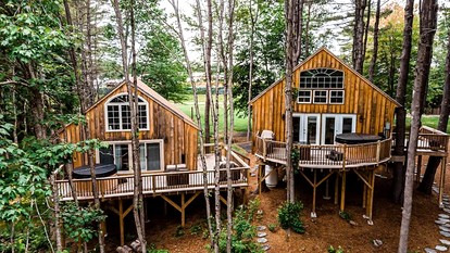 Double Tree Houses Ideal for Groups with Hot-Tubs in Maine - glamping.directory