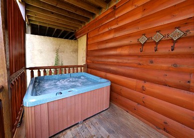Luxury Log Cabin Rental with Private Hot Tub in Smoky Mountains of Sevierville, Tennessee - Sevierville, Tennessee - glamping.directory