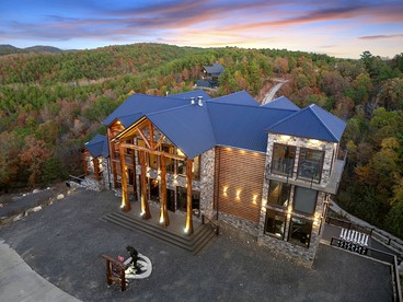 Outstanding Cabin up to 50 People with Bowling, Private Cinema and Fantastic Sightd in Broken Bow, Oklahoma - Broken Bow, Oklahoma - glamping.directory