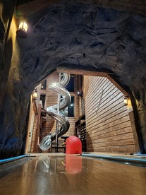 Outstanding Cabin up to 50 People with Bowling, Private Cinema and Fantastic Sightd in Broken Bow, Oklahoma - Broken Bow, Oklahoma - glamping.directory