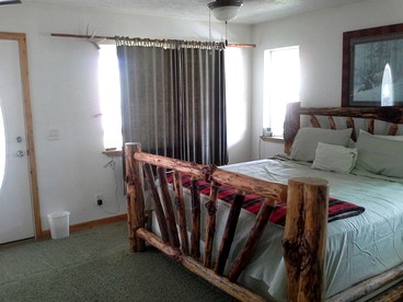 Secluded Mountain Cabin in the Bitterroot Valley near Hamilton, Montana - Corvallis, Montana - glamping.directory