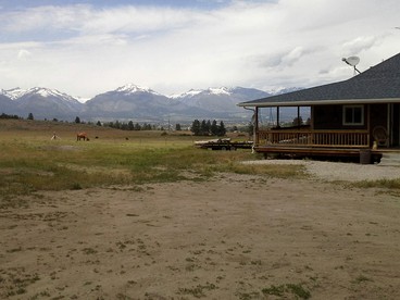 Secluded Mountain Cabin in the Bitterroot Valley near Hamilton, Montana - Corvallis, Montana - glamping.directory