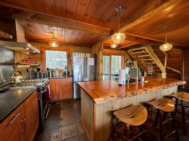 Charming Cabin with Hot-tub and Amazing Vistas in Jackson, New Hampshire - Jackson, New Hampshire - glamping.directory