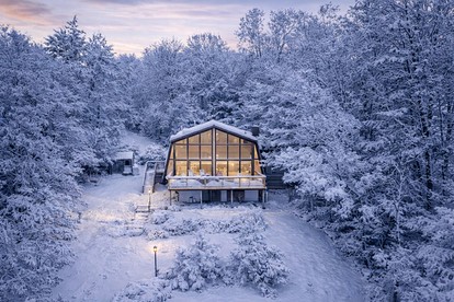 Charming Cabin with Hot-tub and Amazing Vistas in Jackson, New Hampshire - glamping.directory
