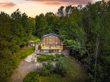 Charming Cabin with Hot-tub and Amazing Vistas in Jackson, New Hampshire - Jackson, New Hampshire - glamping.directory