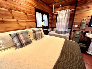 Romantic Ozarks Cabin Rental in Secluded Woodland near Branson, Missouri - Hollister, Missouri - glamping.directory