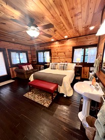 Romantic Ozarks Cabin Rental in Secluded Woodland near Branson, Missouri - Hollister, Missouri - glamping.directory