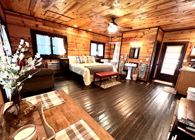 Romantic Ozarks Cabin Rental in Secluded Woodland near Branson, Missouri - Hollister, Missouri - glamping.directory