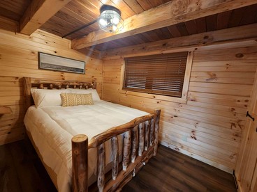 Lakeview Cabin by Tappan Lake, Perfect for Groups with Hot-Tub in Ohio - Deersville, Ohio - glamping.directory