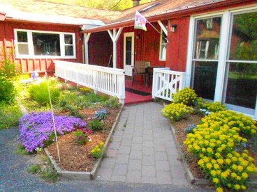 Charming Country Pet-Friendly Getaway Cottage in the Berkshires, Massachusetts - Charlemont, Massachusetts - glamping.directory
