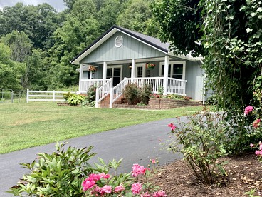 Stunning Secluded Cottage with Hot-tub in Breech House, North Carolina - glamping.directory