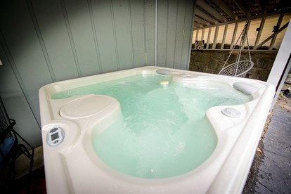 Stunning Secluded Cottage with Hot-tub in Breech House, North Carolina - Beech Mountain, North Carolina - glamping.directory