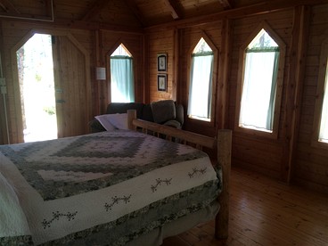 Romantic Cabin Rental for Couples in Secluded Woodlands near Butte, Montana - Hall, Montana - glamping.directory