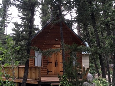 Romantic Cabin Rental for Couples in Secluded Woodlands near Butte, Montana - glamping.directory