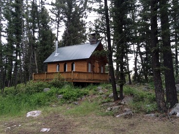 Romantic Cabin Rental for Couples in Secluded Woodlands near Butte, Montana - Hall, Montana - glamping.directory