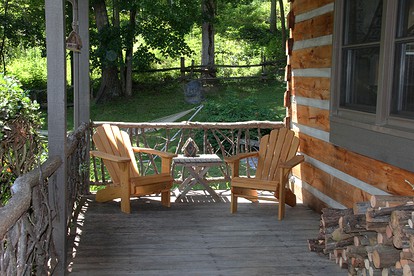 Romantic One-Bedroom Cabin with a Fireplace near Asheville, North Carolina - Clyde, North Carolina - glamping.directory