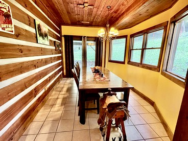 Romantic One-Bedroom Cabin with a Fireplace near Asheville, North Carolina - Clyde, North Carolina - glamping.directory