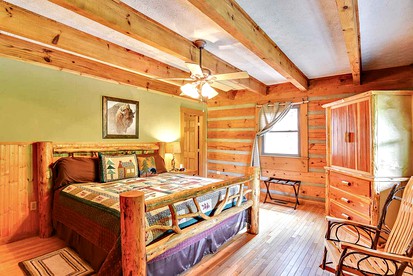 Romantic One-Bedroom Cabin with a Fireplace near Asheville, North Carolina - Clyde, North Carolina - glamping.directory