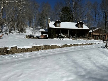 Romantic One-Bedroom Cabin with a Fireplace near Asheville, North Carolina - Clyde, North Carolina - glamping.directory