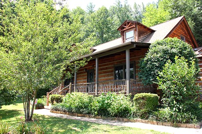 Romantic One-Bedroom Cabin with a Fireplace near Asheville, North Carolina - Clyde, North Carolina - glamping.directory