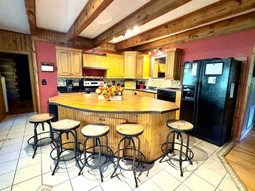 Romantic One-Bedroom Cabin with a Fireplace near Asheville, North Carolina - Clyde, North Carolina - glamping.directory