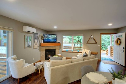 Gorgeous Mountain Cabin with Yard, Hot-Tub and Fire Pit in Washington - Deming, Washington - glamping.directory