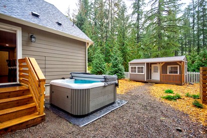 Gorgeous Mountain Cabin with Yard, Hot-Tub and Fire Pit in Washington - Deming, Washington - glamping.directory