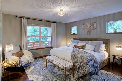 Gorgeous Mountain Cabin with Yard, Hot-Tub and Fire Pit in Washington - Deming, Washington - glamping.directory