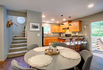 Gorgeous Mountain Cabin with Yard, Hot-Tub and Fire Pit in Washington - Deming, Washington - glamping.directory