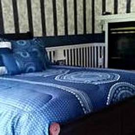 Charming Vacation Rental for Two at a Bed and Breakfast in Berkeley Springs, West Virginia - Berkeley Springs , West Virginia - glamping.directory