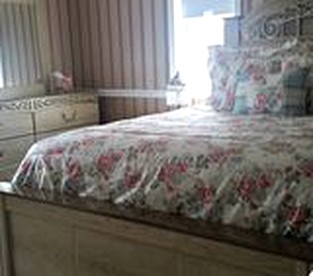 Charming Vacation Rental for Two at a Bed and Breakfast in Berkeley Springs, West Virginia - Berkeley Springs , West Virginia - glamping.directory