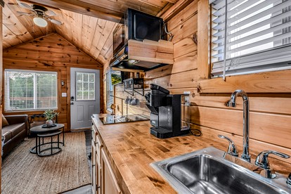 Romantic Tiny House in Sevierville for a Memorable Escape near the Great Smoky Mountains in Tennessee - Sevierville, Tennessee - glamping.directory