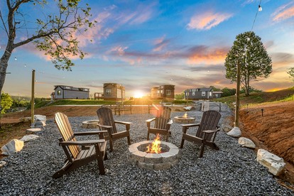 Romantic Tiny House in Sevierville for a Memorable Escape near the Great Smoky Mountains in Tennessee - Sevierville, Tennessee - glamping.directory
