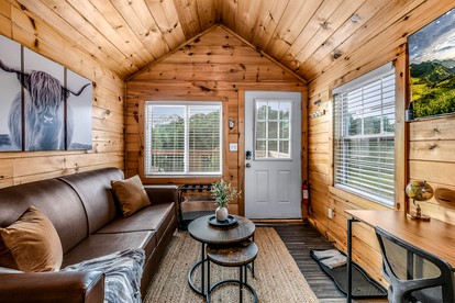 Romantic Tiny House in Sevierville for a Memorable Escape near the Great Smoky Mountains in Tennessee - Sevierville, Tennessee - glamping.directory