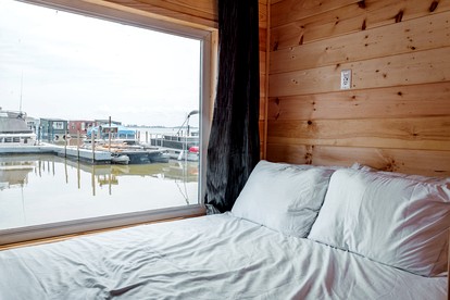 Tiny Luxurious Houseboat Perfect for Couples on Lake Erie, Ohio - Sandusky, Ohio - glamping.directory
