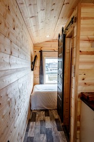 Tiny Luxurious Houseboat Perfect for Couples on Lake Erie, Ohio - Sandusky, Ohio - glamping.directory