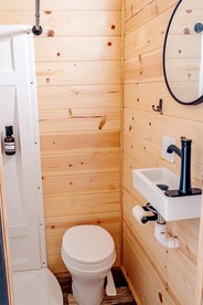 Tiny Luxurious Houseboat Perfect for Couples on Lake Erie, Ohio - Sandusky, Ohio - glamping.directory