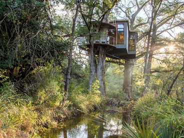 Romantic Tree House Rental with Soaking Tub near Austin in Spicewood, Texas - glamping.directory