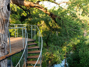 Romantic Tree House Rental with Soaking Tub near Austin in Spicewood, Texas - Spicewood, Texas - glamping.directory
