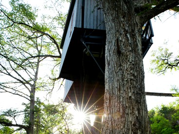 Romantic Tree House Rental with Soaking Tub near Austin in Spicewood, Texas - Spicewood, Texas - glamping.directory