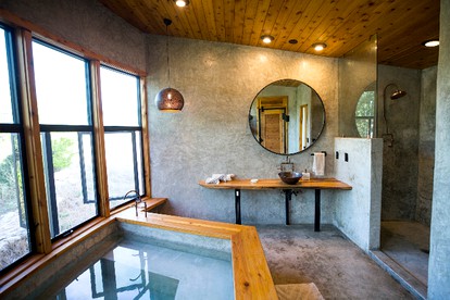Romantic Tree House Rental with Soaking Tub near Austin in Spicewood, Texas - Spicewood, Texas - glamping.directory